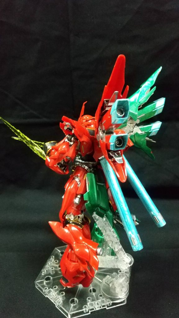 ニューガンダムにサザビーのタンクを付けた感じで、もう少し、アムロ感を出してもよいかもと思った。