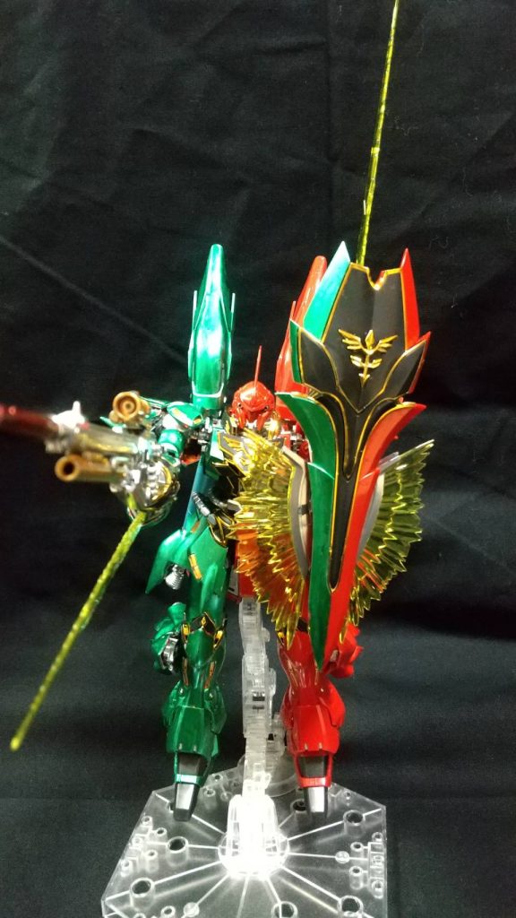 さりげなく付けられる。手首のビームサーベルが素敵