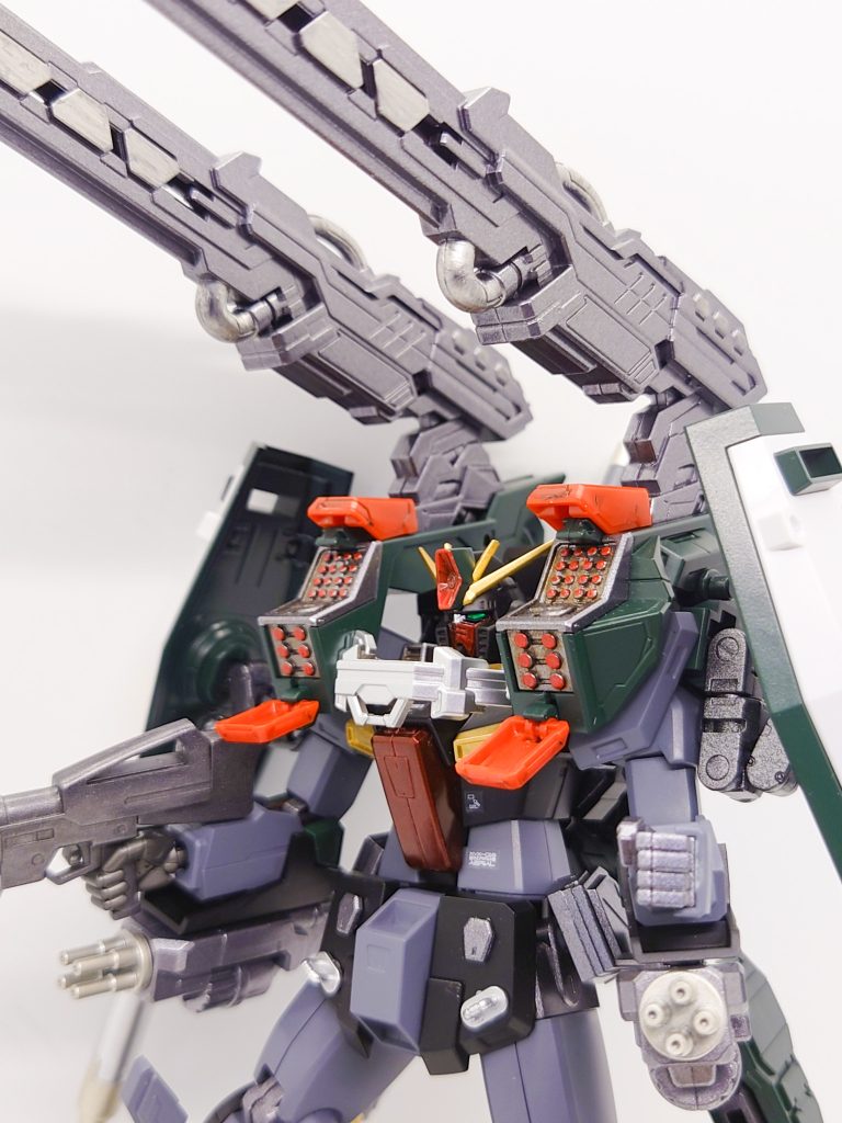 両肩のミサイルポッドを展開した状態。