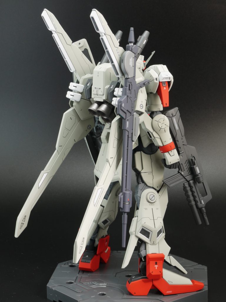 注意事項・丁寧に作業したつもりですが、小キズやホコリの付着などのアラはあります。・肩、スカートや足首カバーの裏はディテールアップしていませんが、グレーで塗ってあります。・ビームサーベルの刀身はランナーから切りっぱなしの状態です。