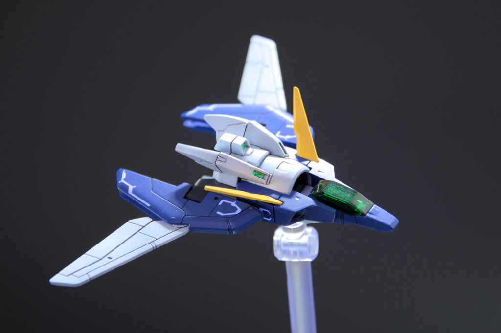 差し替えでコアファイターを再現。センサー類はストックしてたメタリックグリーンのシールを切り貼りした後にUVレジンで固めました。キラッとしていい感じ。