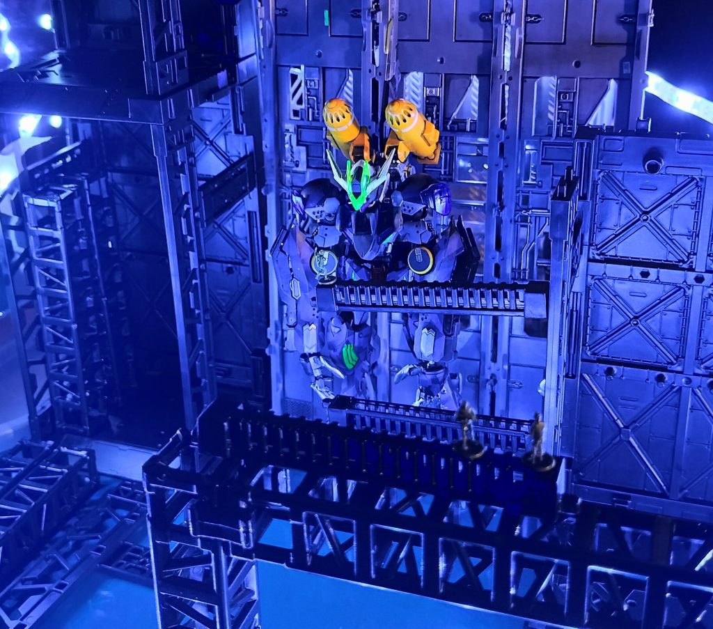 15.    【ウラバナシ】義弟からもらった一番くじのソリッドクリア版バルバトスルプスレクス。自分では手に取ることのないオルフェンズ系を(いまさら)初体験です。本編は好評だったことは知ってはいるものの、“宇宙世紀原理主義者?”なので、アナザー系は見ることもなく、長男が以前バルバトス・ルプスやヴィダールを作って楽しんでいたのを横目で見てました。