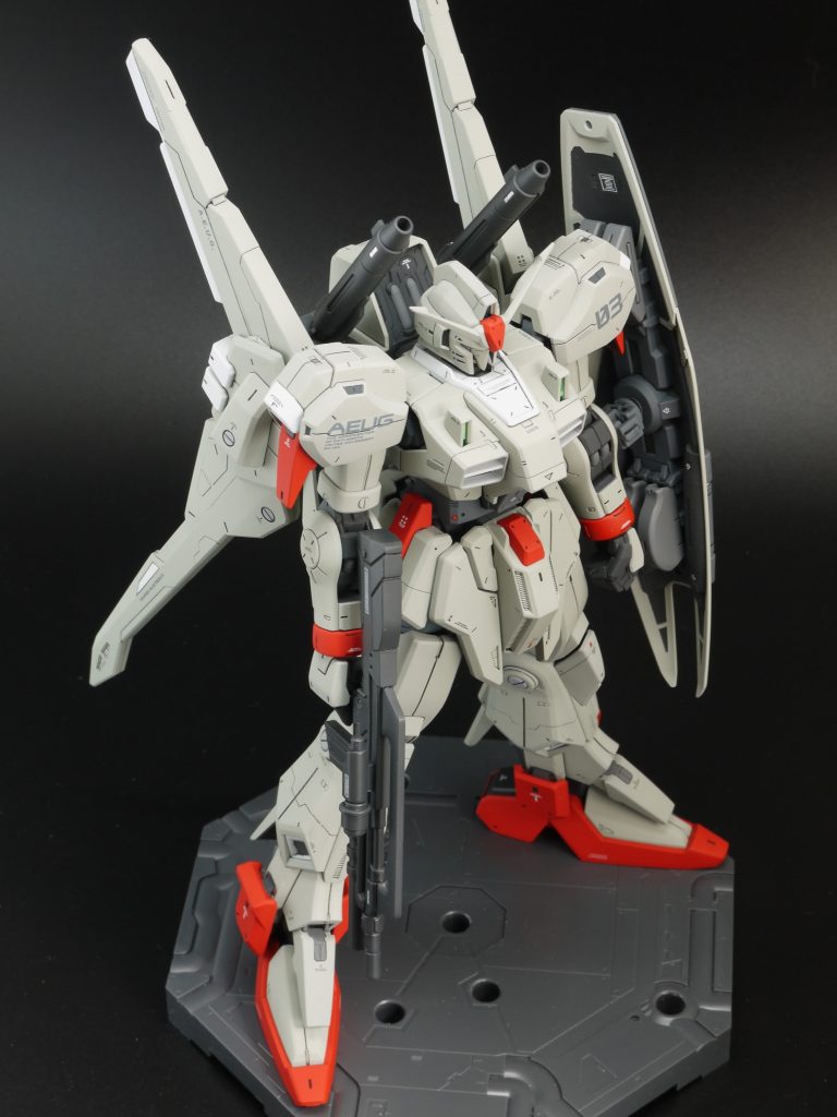 Mk-Ⅲはスリムな本体と、上下に伸びたバインダーがマッチしてカッコいいと思います。このボリュームの機体をサクッとつくれるRE/100シリーズは面白いですね。もっと種類を増やして欲しいのですが。カラーリング変更だけしたモノはよく見ますが、意外とこのキットを改修した作例は見かけません。流通量が少ない、もしくは人気が無いのでしょうか…。