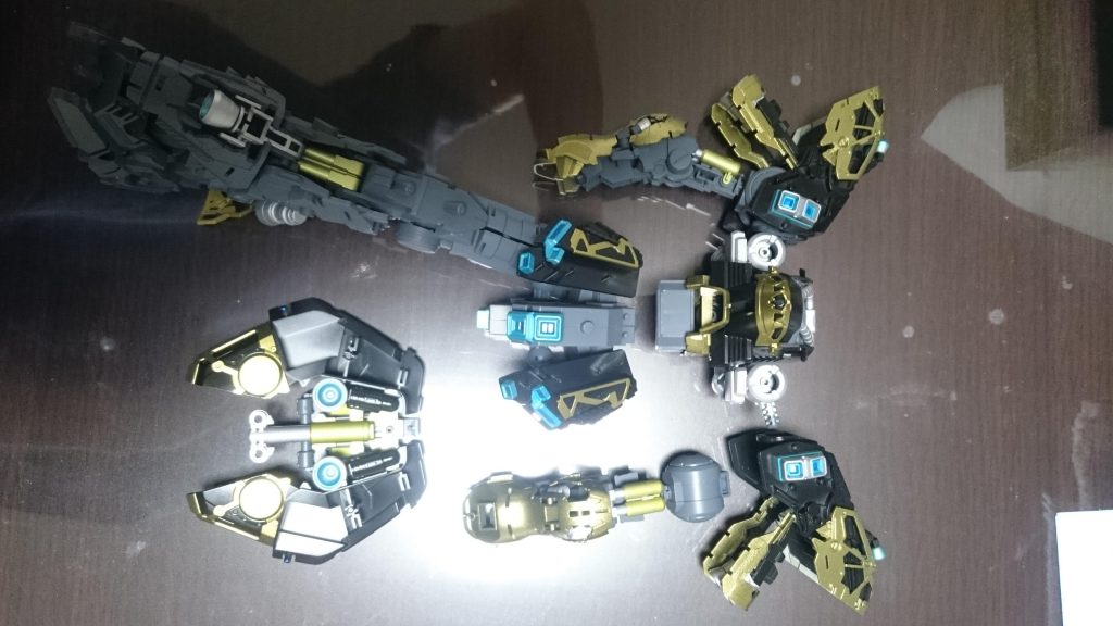 装甲展開時、フレームをバンシィのサイコフレームのように見せたくてゴールドで塗装シリンダー部はシルバーの上からクリアイエローを何度か吹いてキャンディ塗装してると思います