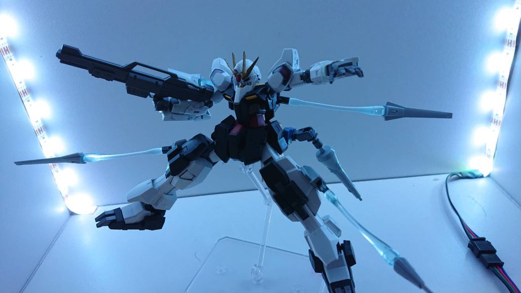 アクセルになったことでの最大の特徴は最大六機のリフレクションビットを取り付けたことにある。リフレクションビットスモールは本体バックパック、脚部側面に装備されており、リフレクションビットラージは腰部増加ブースターに取り付けられている。このビットの最大の特徴はビームを反射させるビーム、カウンタビームを発射できることだ。これを応用しビームを跳ね返すリフレクションフィールドを発生できる。