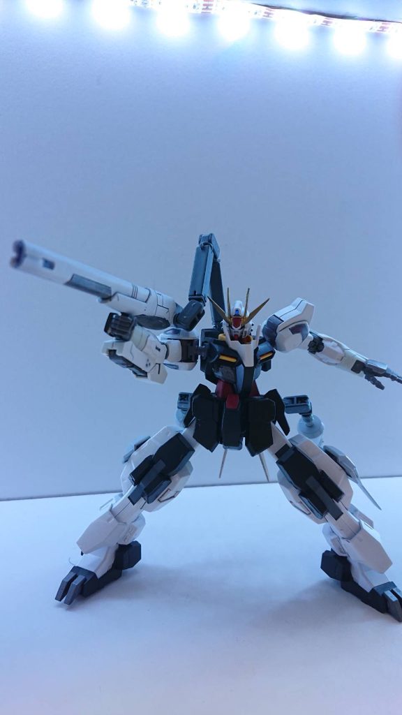 大型ビーム砲アトゥムフォーンキャノンは放つ位置が変わっており、他武装に干渉しないようにするため右腕部上部に変更された。