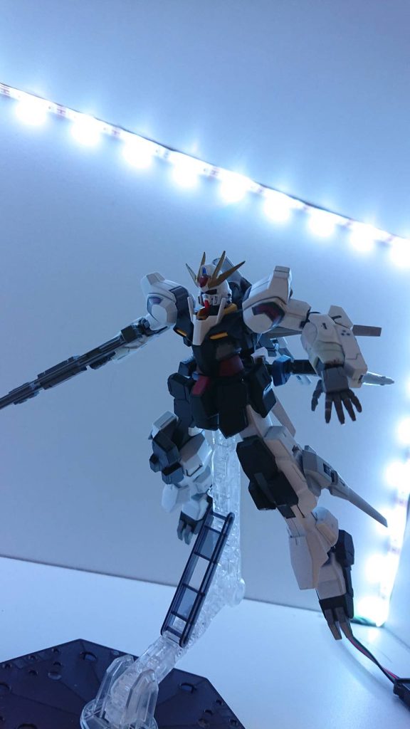 アトゥムフォーンキャノンとリフレクションビットにはブースターの機能を追加させたことで通常時よりも大幅に機体の移動速度が向上した。機体名のアクセルはここから由来している。