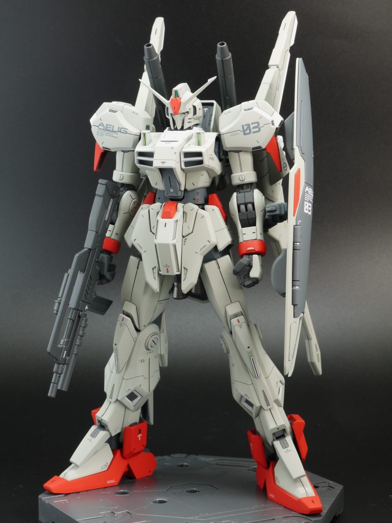 スリムだけど何かバランスが悪いなと思っていた本キットですが、各部の改修によってイイ感じの細マッチョになったかと思いますがいかがでしょうか？改修内容は地味ですが、そこそこ効果はあったかなと思います。使いどころを探していたアレックスのライフルが、意外にも似合いました。次はMGで連邦の白っぽい奴をつくろうと思います。年内の完成は厳しいかと思われます。ご覧いただきありがとうございました。