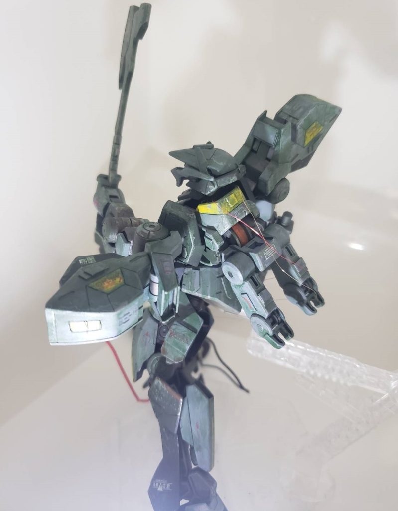 HGなので小型のLEDを入れて同線で引っ張っています。なるべくデカールとプラ版でディテール感を出しました。