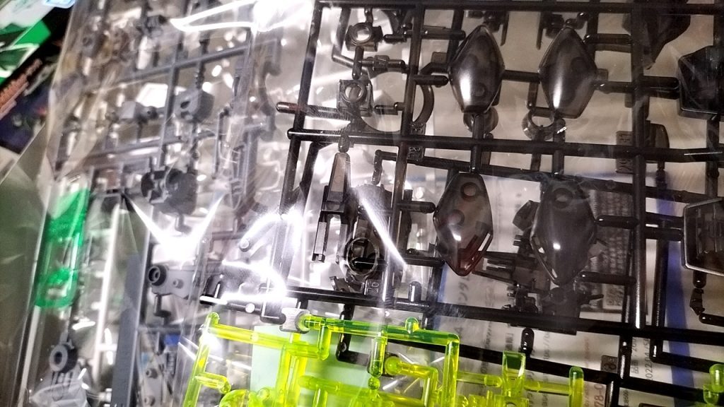 おや?見本やパケ写真だと分かりにくい胸部等黒パーツもクリアでした!?!!※昔からバンダイの食玩パッケージの見本写真とかも買い手が削がれるビミョーなポーズだったり、ビミョーな角度とかでマイナス印象が度々……開封すると前言