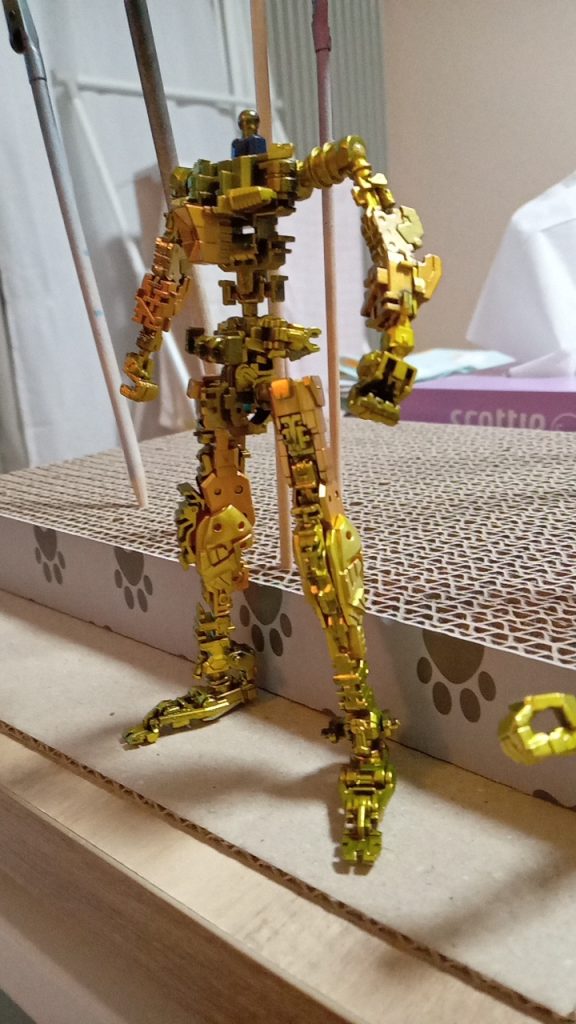 フレーム部はスターブライトブラスをメインに、スターブライトゴールドやGXレッドゴールド、ミラークローム+クリアイエローによる塗り分けで仕上げました。シャンパンゴールドも使いたかったのですが丁度在庫が無く確保できず…