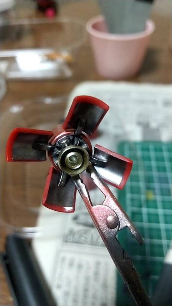 羽根の裏側も塗装しました合計24枚はみ出た塗装はナイフでカンナがけして削りました流石に心が折れそうになりました