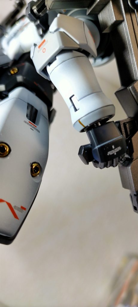 手首のリングパーツが塗装後の組立時にパックリ綺麗に割れてしまいました…しかも両方。断面から成型色の黄色が見えてます。パーツは固定されているので、こういうディテールだと思いこんでおきます。