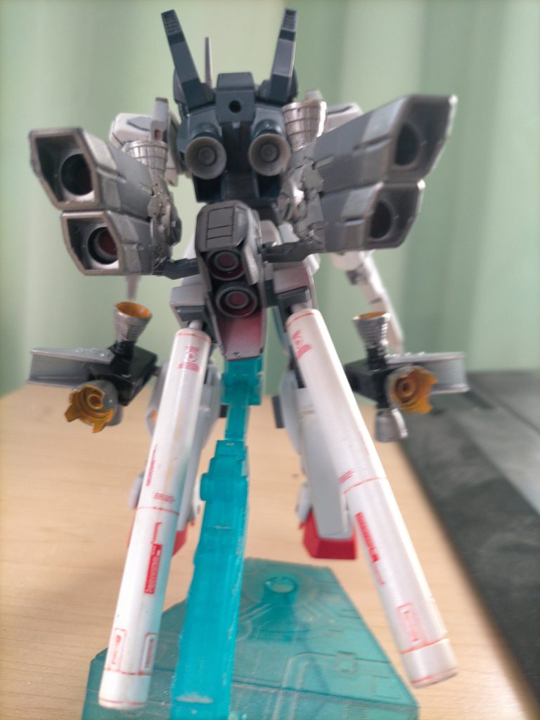 バックショット。シナンジュのバックパックの中身を腰につけてます。