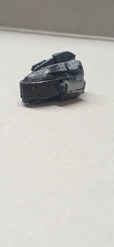 ナイトフォールはバイザー状態を差し替えで再現しました。頭部はザウォートをベースに改造しました。