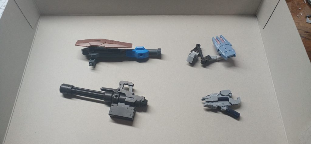 今回の武装です。前回と同じくパルスシールドとパルスブレードは共通です。新たに追加されたのはガトリングと拡散バズーカです。