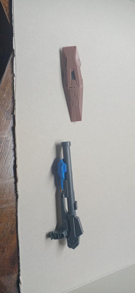 拡散バズーカはパワードジムカーディガンのものとジェガンエコーズ仕様のものを組み合わせて作りました。青い部分はガンダムヘリオスの腕アーマーから持ってきました。シールドはルブリスソーンのものを使用。