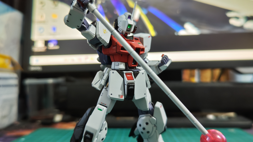 ビームジャベリン：FT装甲やナノラミネート装甲のような特殊装甲持ち機体への対策を意識して装備された兵装。投擲する事も考え、腰部に1、バックパックに1の合計2本装備。