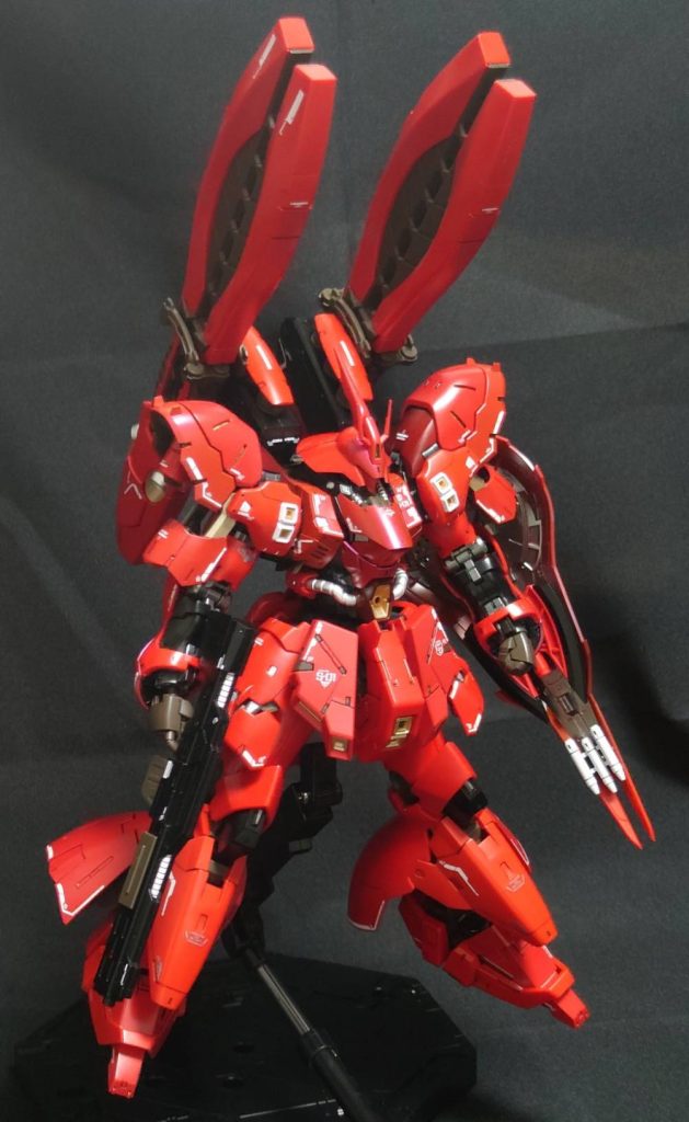 公式の配色を基本に自分の好みに合わせて赤ひとつ取っても複数色使い分け、目立ち過ぎない様にゴールドを追加、肩部スラスターを白に塗り分けたことでいいアクセントになったかと思います。