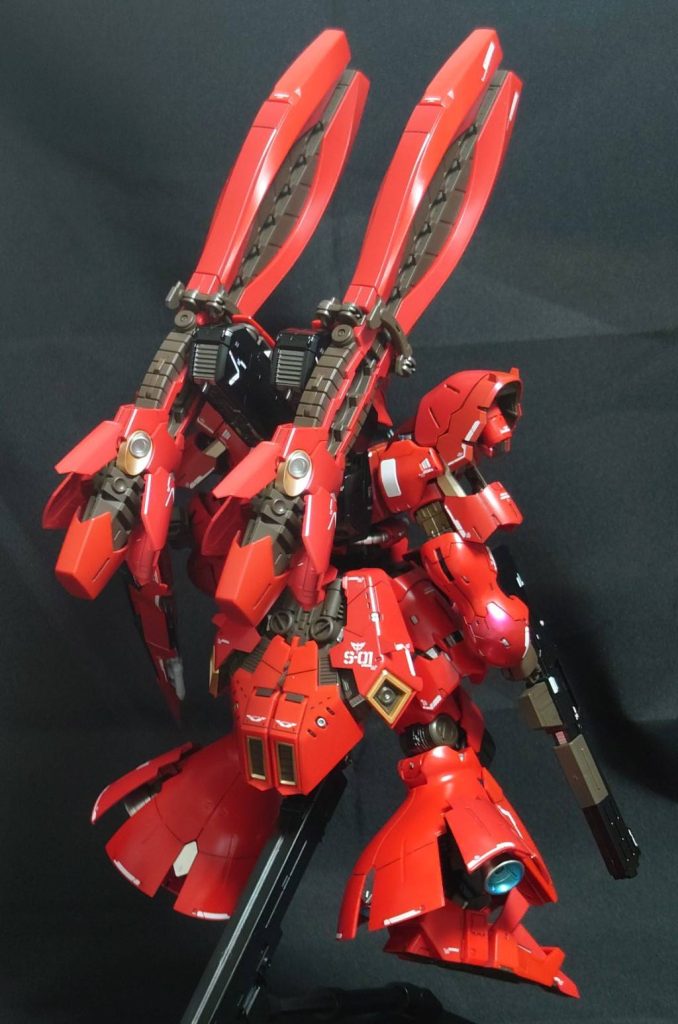 このキットを開けて驚いたことは一般販売のRGサザビーと違って、手首パーツやリアスカートの成型色がマボガニーに近い色だったことでした。使った事のない色味だったので最初は戸惑いましたが塗装してみてグレー色とは違った持ち味に魅了されました。