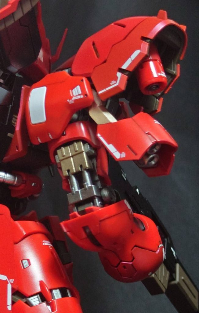 内部フレームをカッパー、シルバー、スターブライトアイアンで塗り分けました。普段は見えない箇所ですがポージングによってチラッと見えるところまで拘りました。肩部大きく開いた隙間が気になった為、余ったファンネルを装備出来るように少し改良してます。