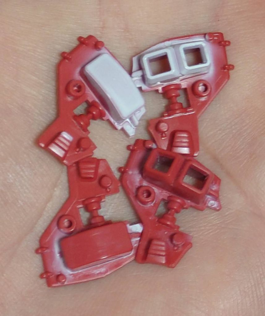 今回の制作過程で1番大変だったことは白の塗装でした。攪拌がしっかりと出来ておらず薄め過ぎた事もあって端部に液垂れ状態となってしまいました。リカバリーをどうやってやるべきか悩み、たくさんのモデラーさんからご意見頂けて納得のいくリペイントが出来ました。