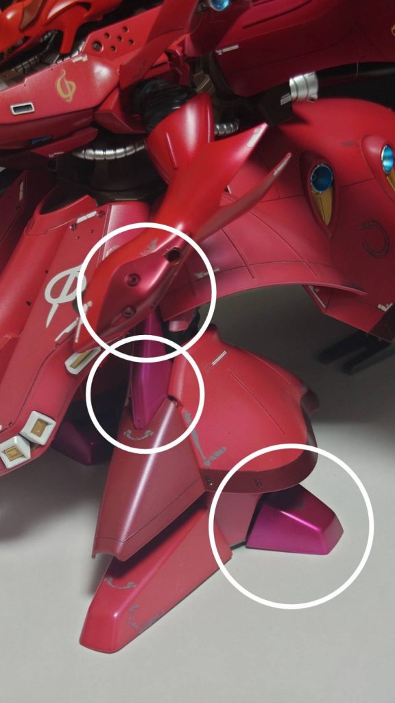 白丸部分の塗装についての質問をたくさん頂きましたガイアノーツのEXシルバーで下地、ミスターカラーのマルーンを複数回厚塗りすることでキャンディ塗装のような艶出しに成功しました手甲部は膝、脚側部よりも更に厚塗りして濃く仕上げてます