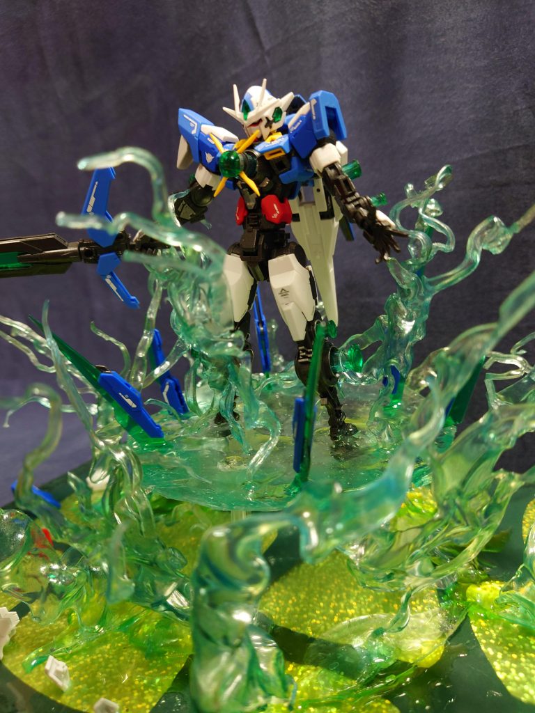 GNコンデンサーのギミックは元々のプラモデルには存在しないので自作です。アクションベースとかの余りパーツなどから作成しました。可動ギミックを組み込む技術なんて無いので固定です。