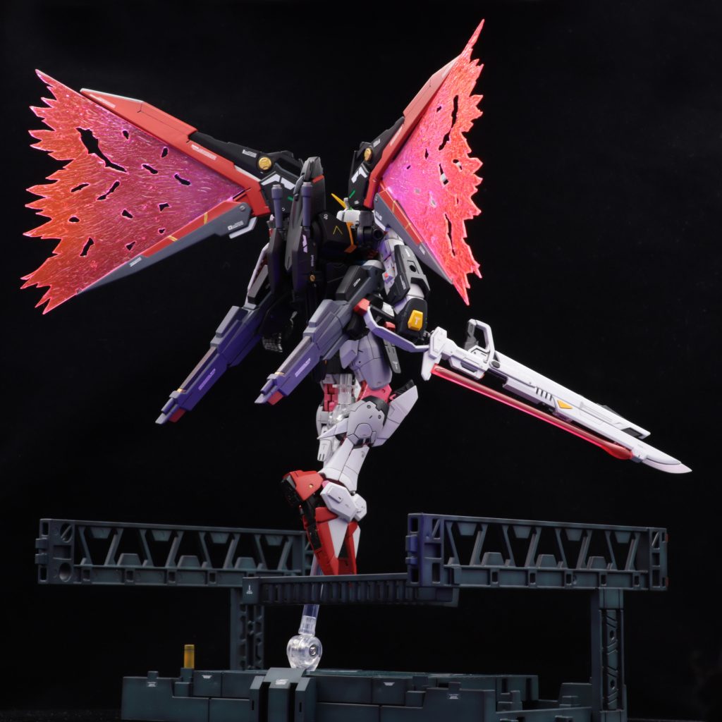 本体はデスティニー改、背中にはガイアシルエット改を背負っている形です。デスティニー＝光の翼は外せないと思い自作しました。また専用の台座も製作してみました。
