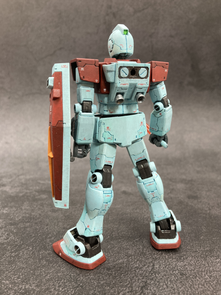 スジボリでパネルラインを追加し、あっさりしたジムさんをこってりにしてみました。スミ入れは、調色したアクリジョンを希釈して、ミゾに流し込んでいます。