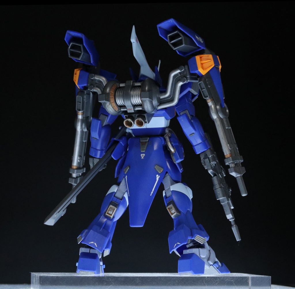 スラスターはフチを薄く削り込み。金属色がいいアクセントに。デカールはほぼガンダムデカール。全身にディティールアップをしていますが、実はセイラマスオ氏風に、”ほぼ”キットの余剰パーツと廃ランナーで作られています。だから、無塗装整形色でここまでいけちゃうんだな〜。ただ、馴染みすぎて改造箇所が分かりずらいのが難点（汗）