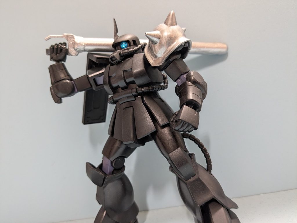 銀狼ザクのイメージが強い武器、でかい棍棒?です。ダイソーでそれっぽい棒見つけたので適当に持ち手部分とくっつけて塗装しました。作中はもっとでかくて持ち手部分が長いですが、試行段階ということで('ω')ノ