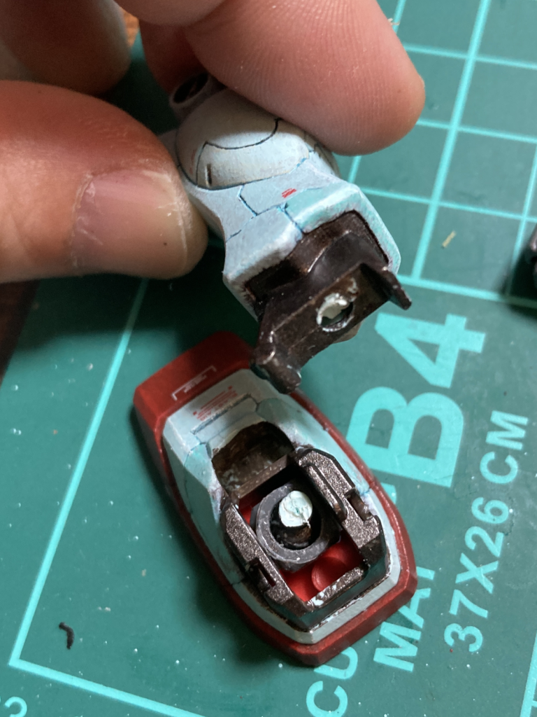 完成間近で足首がボキっと・・・!慌てず軸を真鍮線で補強し、事なきを得ました。