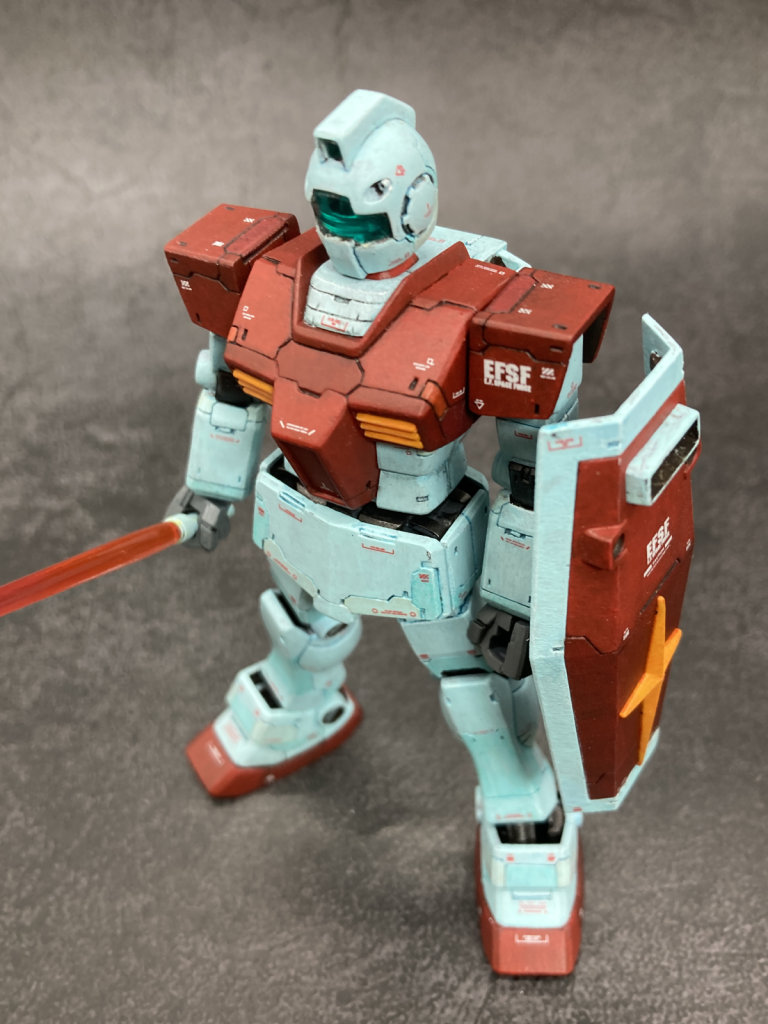 下地のマホガニーのおかげで、赤系の色は図らずも暗めの色になり、落ち着いた雰囲気に。レッド・シャインレッド・あずき色・オレンジの4色で塗り分けています。