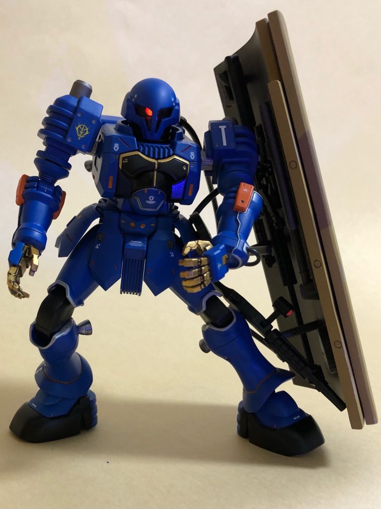 また、写真では分かりにくいですが、移動時は折りたたんだシールド裏にスナイパーライフルを懸架できるようになっています。