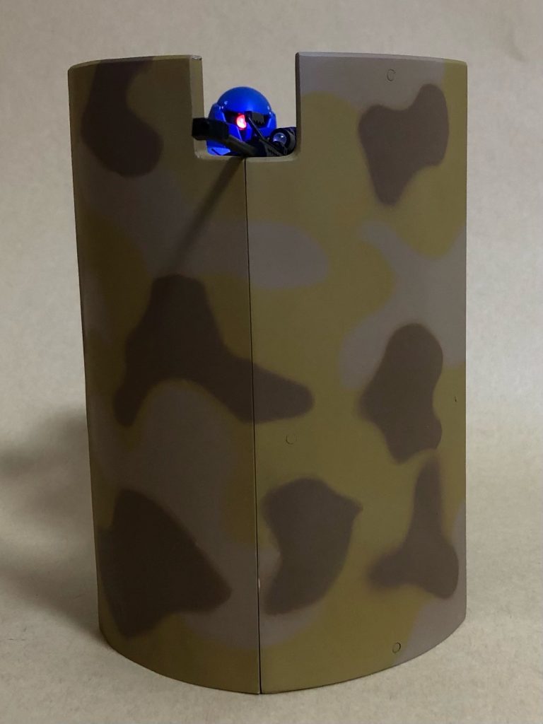 シールドは展開式となっており、狙撃時はスナイパーライフルの固定台にもなります。