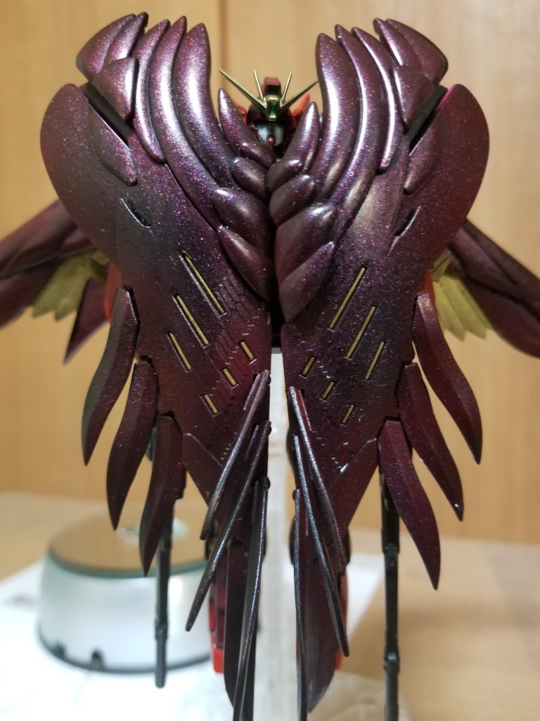 ウイングバインダーはセリアのミラーパウダーとクリアのトップコートで仕上げました。内部フレームはゴールド。外装は小豆色、ワインレッド、シャインレッドの3色で塗り分けました。