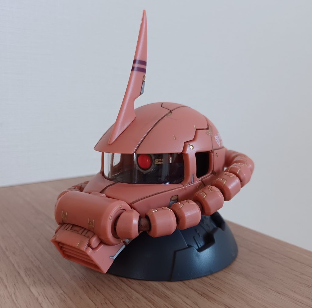 モールドに筆でチョイチョイと色を足した状態。