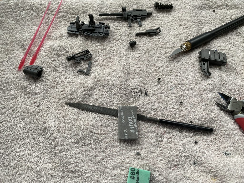 とりあえずパーツカットから。ゲート処理、ヒケ処理をあわせて6時間ほどかかりました。いい息抜きになりましたが、パーツが細かいので、左手の親指が痛い。。原則400→600→800→1000番でゲート処理をしましたが、ゴッドハンドニッパーとアンダーゲートのおかげで、いくぶんか手抜きできました。前回作ったHGにくらべ、ヤスリでよく削れる(素材がやわらかい?)印象を持ちました。