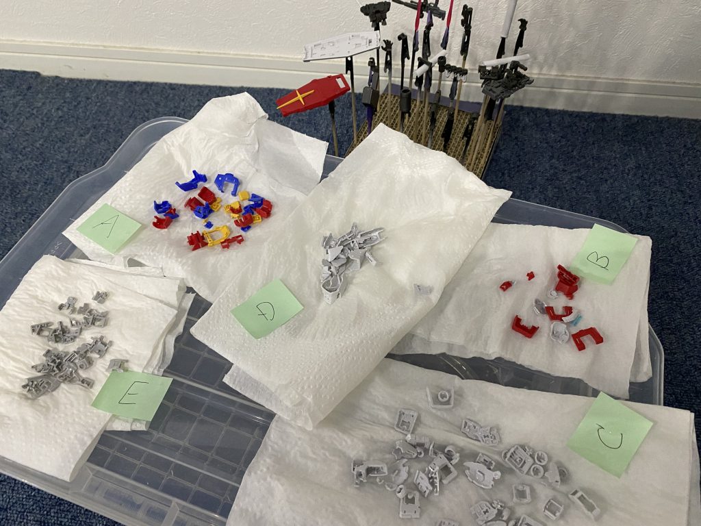 週末の間に、乾燥までたどり着けました。とりあえずカットしたので、組み立て時に絵合わせするのがやや大変でした。