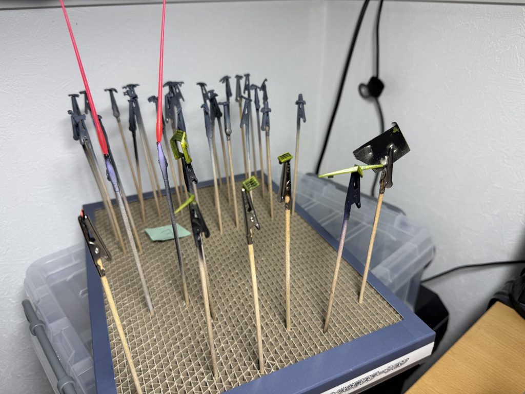 「安彦良和の色調」にはなぜか黄色がない(スペアボトルを同梱するなら、黄色をいれてほしかった)。GSIクレオスのガンダムカラー・フォー・ビルダーズ RX-78イエロー Ver.アニメカラーで代替しました。隠蔽力が低く、きれいな発色にはなりませんでしたが、これも味。