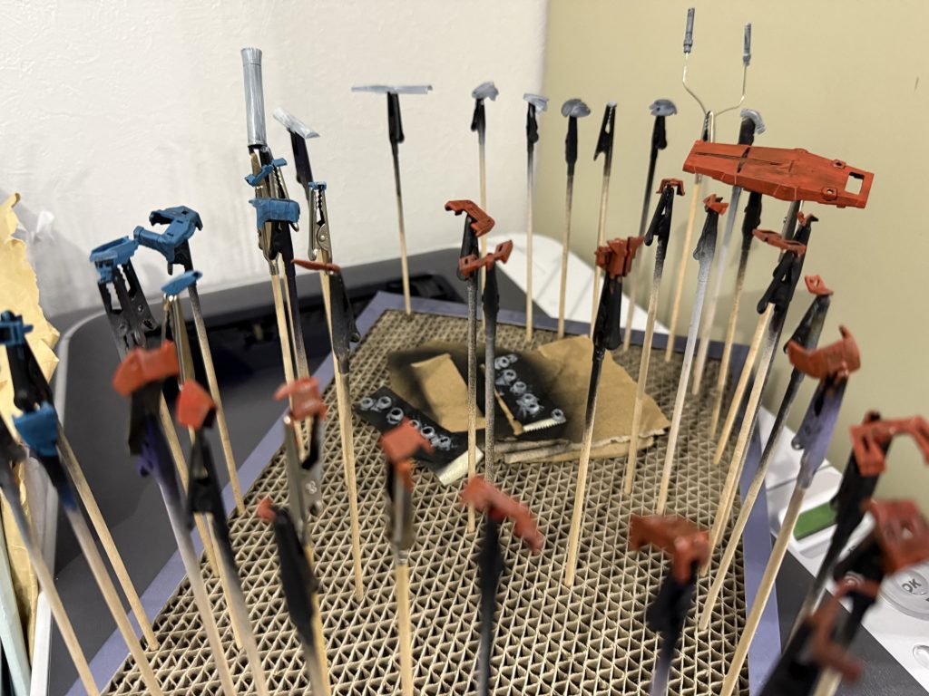 「安彦良和の色調」を筆塗り。いつもはアクリジョン筆塗りですが、初のラッカー系塗料で大苦戦。希釈にはT-01 ガイアカラー薄め液を使っていましたが、筆ムラがすごい。。T-06 ブラシマスターに変更して、いくぶんかマシになった気がします。