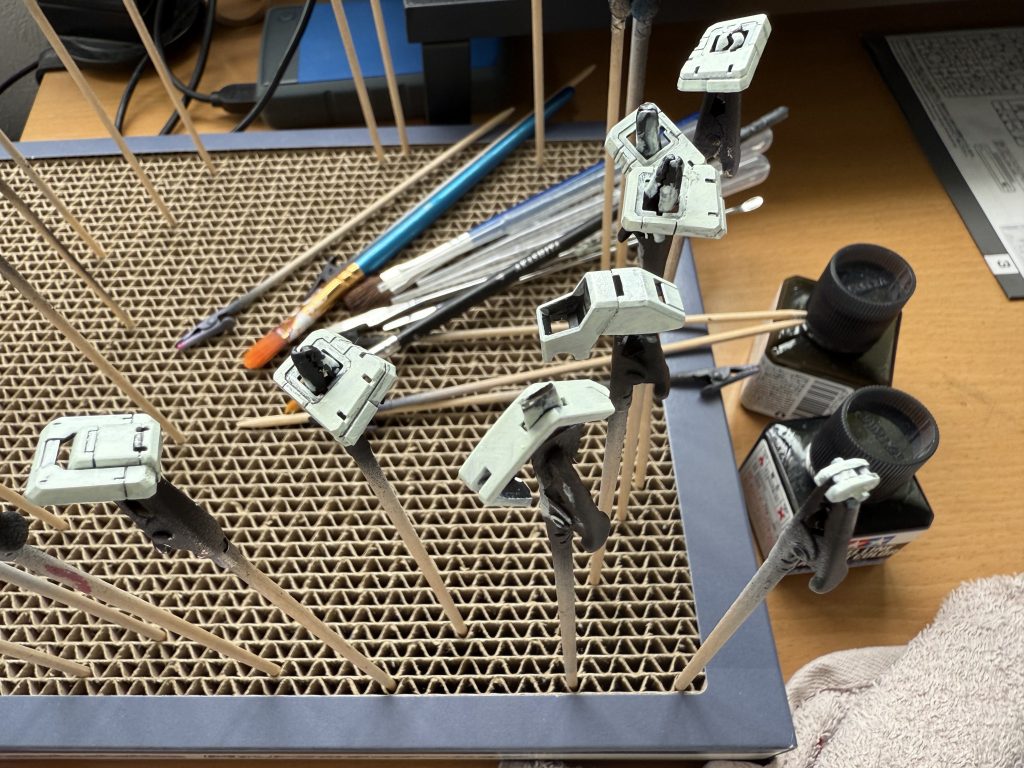 白にはいっそう苦戦しました。ちょっと厚塗りしすぎたかもしれませんが、下地の透け感が汚し加工っぽくなりました。週末で少しずつ作業しました。