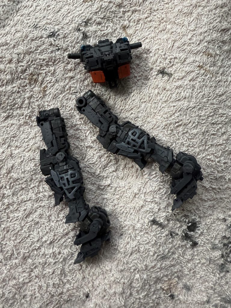 仕事のため2週間中断。ぷらばんさんにあやかって、サーフェイサーエヴォ ブラックで下地塗装。イージーペインターの互換品(ショップ99のエアータッチ)を使用して、スプレー塗装です。