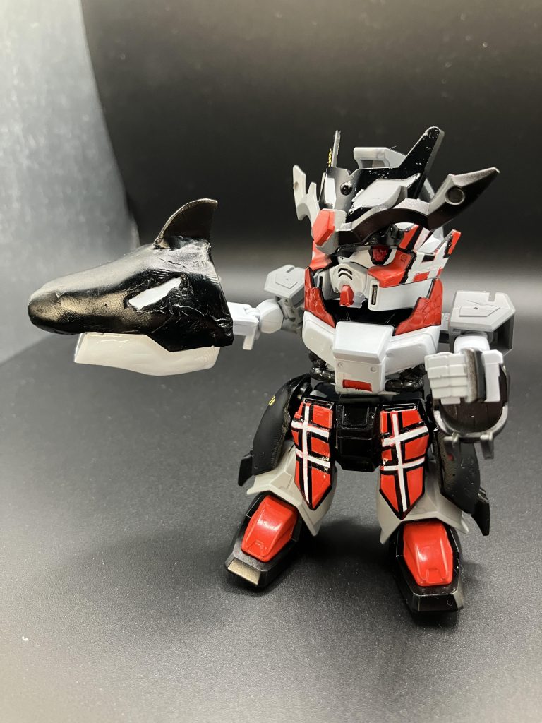 董卓プロヴィデンスの恐竜形態を活かして、肩パーツを合わせてシャチの頭になるようにしてみましたフォルムが違うため、全体の変形ではなくハンドパーツとして差し込めるように加工しましたシャチの背びれは頭の上にはないのですが、わかりやすくするためということで