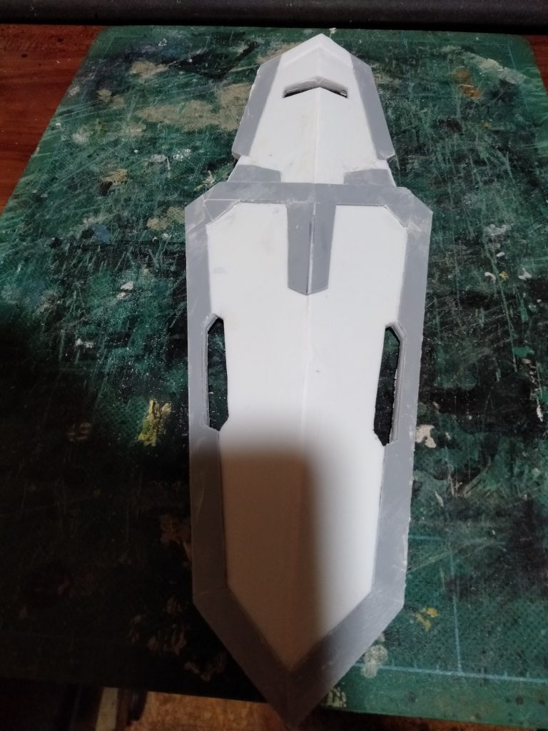 ほぼ完成が見えてきた”盾”です、結局応用されたのは”戦艦クラス”の装甲に対ビームコートでは無いかと、考察してしまったので厚みは中心が約9mmで外に向かうと、5mmにしました。そのおかげで重量は150gくらいになっちゃいました😞まぁ一応、ゲルググ自体には持たせれる限界ですが・・・                あとは、各所に付くバーを付けるだけなんですけど、プラ棒を曲げるのが”熱”によるものなので、一発で創るというのは手間なのでねぇ。