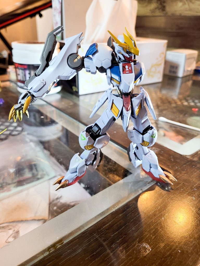 爪とんがらせただけ。難しい作業はゼロです。(スジボリ苦手……)キレイな時が最後なので、生前葬の気分で撮っています。左手は買った時から構想が決まっており、使わないので、塗装すらしていない。