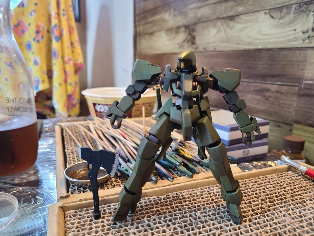 全く興味のない機体であり、やられ役なので塗装が苦痛でした……いや作成も苦痛だった……しかも目検討で適当で色作ったら、見事に成型色と何ら変わらぬ色が出来て「なんてつまらぬ色を作っちまったんだ…」と、2度嘆きを感じる羽目になったあまりの面倒くさかったため斧は、黒サフにシルバー手塗りです。全国のガンプラニキ。すいません。