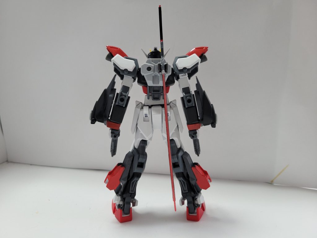 まずは前後。白面積が元機体と比べると多いけど脛の追加スラスターや腕のガントレット、塗装で雰囲気はかなりアークストライクっぽくなっているのではないでしょうか。アークストライクとは違いこちらのバイザーは自作。なぜか着け外しができます。やっぱりストライクって改造しやすいなぁと思いました。