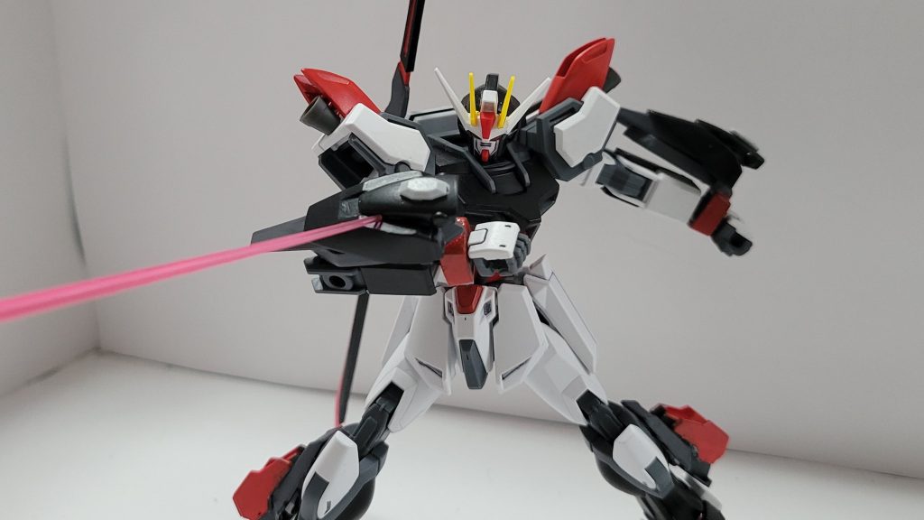 敵からの攻撃を防ぐのはごっついガントレットシールド。色々ミキシングしたせいでゴツくなりましたが、「ミキシングしてる感」があって好きです。
